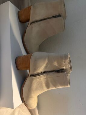 Frye Light Beige Leather Zip Addie distressed Ankle Booties
